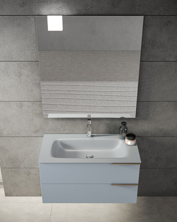 Des lignes pures, suspendues, légères et épurées mettent en valeur les détails du design. Le plan avec vasque intégrée en Verre bleu poudre donne un total look au meuble laqué de la même couleur. Tous reproductibles dans les différentes finitions disponibles pour les plans en Verre.