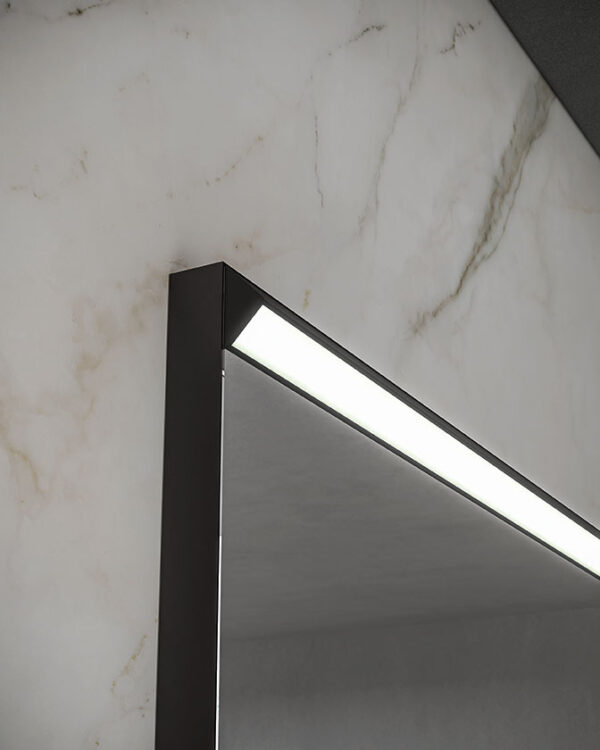 Dans ce détail, l’esthétique étagère Q en métal titane métallisé est présentée avec le panneau arrière assorti à l’élément haut et au meuble, pour garantir continuité et cohérence à votre salle de bain.