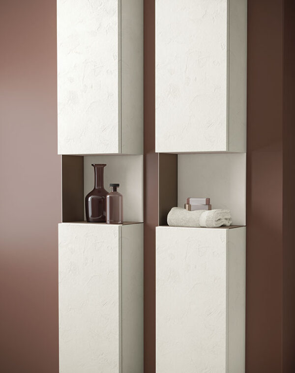 Différentes possibilités de rangement : ici les étagères Q sont placées entre deux éléments hauts avec portes pour donner du mouvement aux géométries et pouvoir dévoiler ou cacher les objets de votre salle de bain.