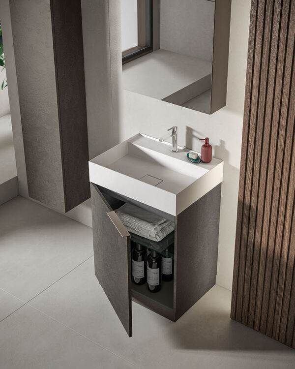 Nouveau style capable de meubler et d’exploiter les petits espaces. Composition monobloc au sol simple mais spacieuse d’une profondeur de 45, enrichie par l’élégante console Figura en Deikon blanc mat, elle est ici complétée par l’armoire miroir avec LED intégrée dans la partie supérieure et porte double miroir, externe et interne, pour garantir une vue à 360°.
