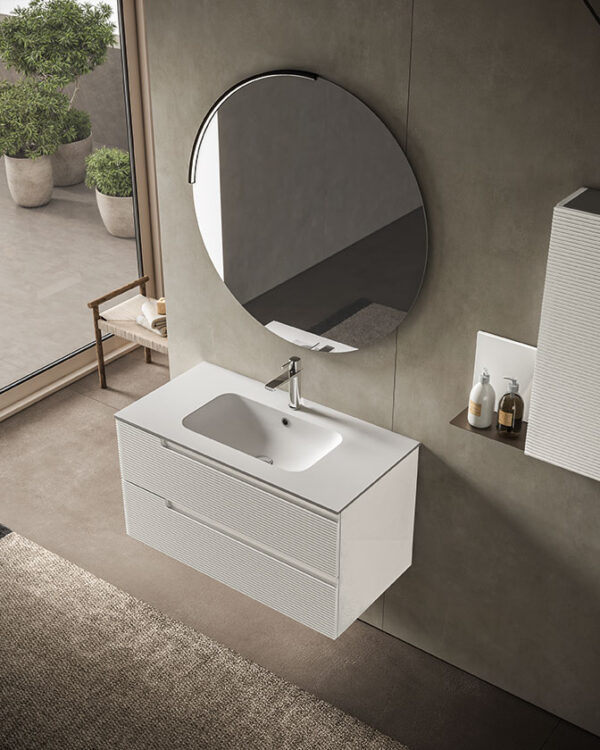Game of movements. The Q shelf in metallic titanium metal is here placed next to the wall unit with a horizontally fluted door to create games of full and empty spaces. The whole is embellished by the Tonda mirror in the new 80 diameter and the matt black Eclisse lamp, which can be positioned in the center or laterally.